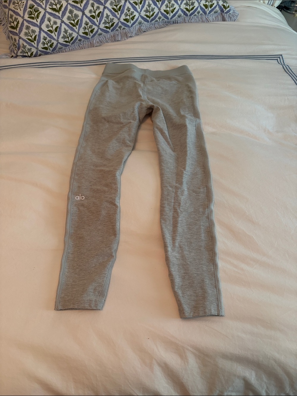 Alo Yoga Alosoft High-Waist 7/8 Relay Legging in Athletic Heather Gray/ White- S - Picture 11 of 11